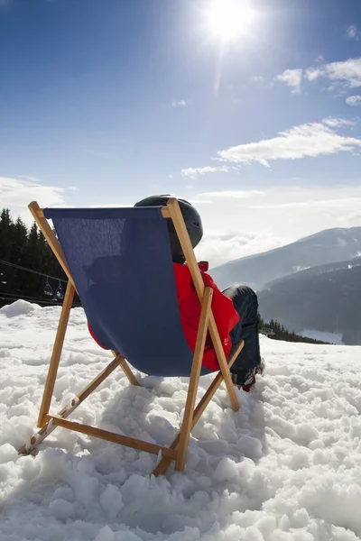 山在冬季的妇女躺在太阳椅 — 图库照片