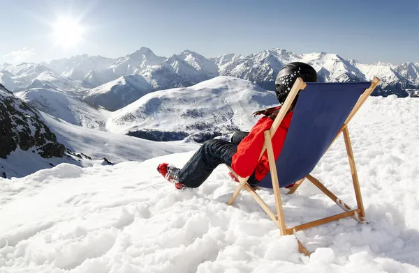 Vrouwen op bergen in de winter ligt op ligstoel — Stockfoto