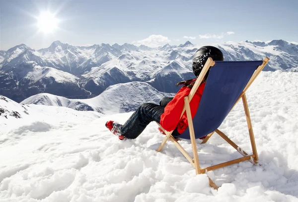 Vrouwen op bergen in de winter ligt op ligstoel — Stockfoto