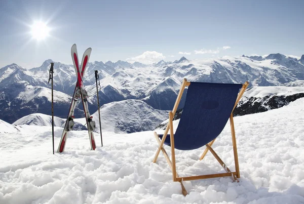 Σταυρός σκι και κενή ξαπλώστρα στο βουνό το χειμώνα — Φωτογραφία Αρχείου