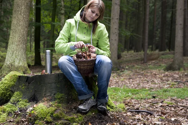 Frauen reinigen Pilze nach dem Sammeln, Pilze sammeln — Stockfoto