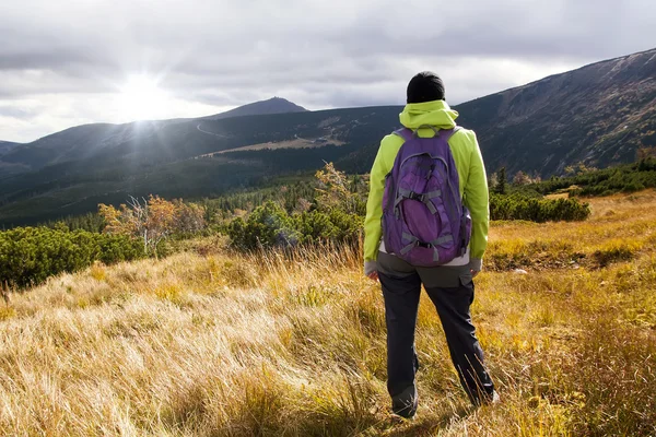 Dağların üzerinden kız bakıyor, yürüyüş