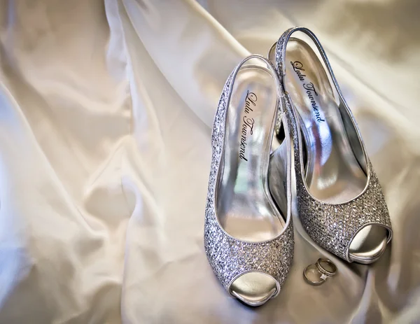 Casamento Schutte - sapatos de festa de noiva com anéis Fotografias De Stock Royalty-Free