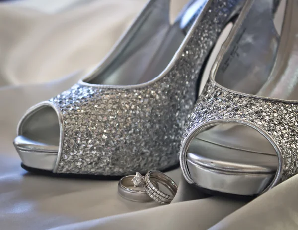Casamento Schutte - sapatos de festa de noiva com anéis Fotografias De Stock Royalty-Free