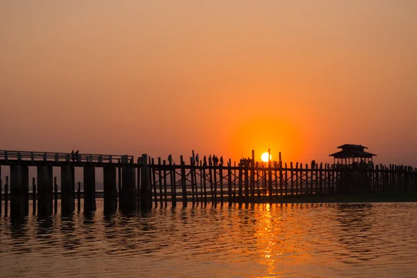 Sunset at U Bein bridge, Mandalay, Myanmar — Stock Photo, Image