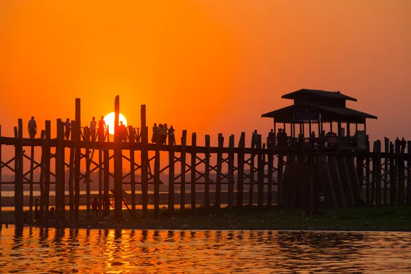 Sunset at U Bein bridge, Mandalay, Myanmar — Stock Photo, Image