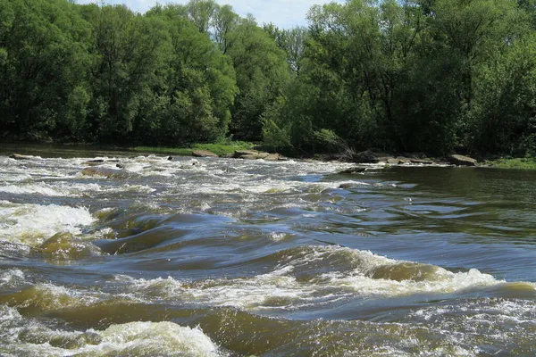 Stromschnellen auf dem Wasser des Flusses. — Stockfoto