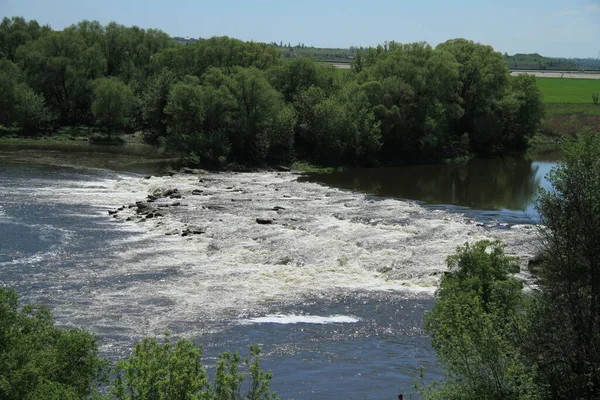 Пороги на воде реки. — стоковое фото