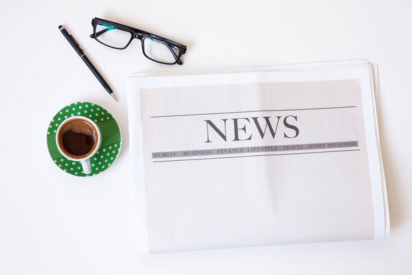 Чтение газеты на белом фоне
