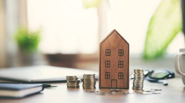 Evin ahşap arka plan bulanık masaya sikkelerinde ile model