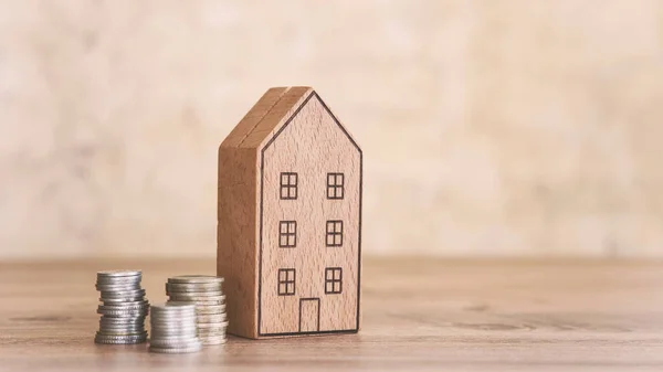 Modelo Casa Com Moedas Mesa Madeira Fundo Borrado — Fotografia de Stock