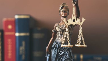 Bayan Adalet 'in hukuk ve hukuk konsepti heykeli arka planda