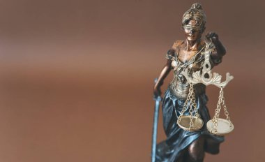 Bayan Adalet 'in hukuk ve hukuk konsepti heykeli bulanık arka planda