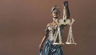 Bayan Adalet 'in hukuk ve hukuk konsepti heykeli bulanık arka planda