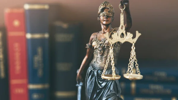 Estátua Conceito Jurídico Direito Lady Justice Livros Fundo — Fotografia de Stock
