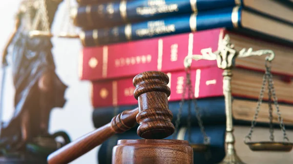 Wooden Gavel Scales Lady Books Table Justice Concept — Fotografia de Stock