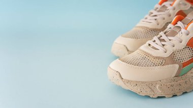 Mavi arka planda renkli ayakkabılar.