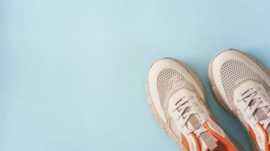 Mavi arka planda renkli ayakkabılar.