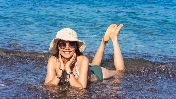 Vrouw Met Hoed Het Strand — Stockfoto