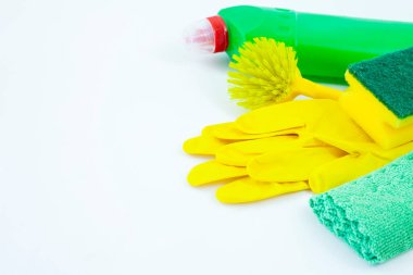 Mutfak, banyo ve diğer odaların farklı yüzeyleri için renkli temizlik seti. İzole edilmiş arkaplanda mesaj veya logo için boş bir yer. Temizlik hizmeti konsepti. Bahar başı düzenli temizlik.
