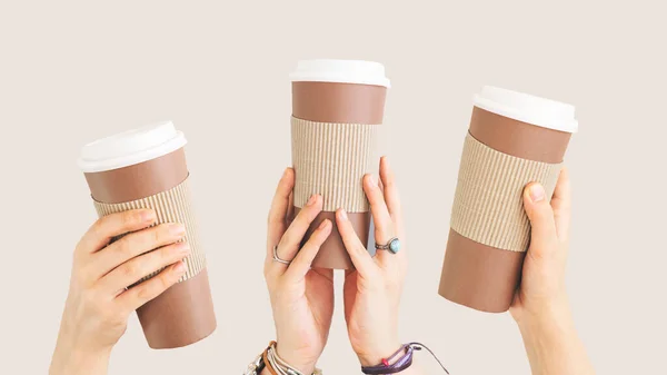 Viele Verschiedene Arme Die Höhe Gereckt Kaffeetasse Haltend — Stockfoto