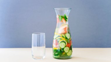 Dilimlenmiş limon, salatalık ve dal nane ile infüzyon su detoks. Kopya alanı sağdaki.