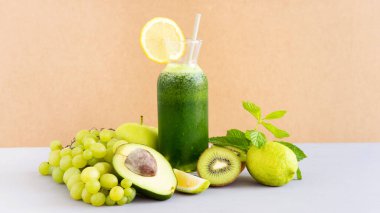 Dilimlenmiş limon, salatalık ve dal nane ile infüzyon su detoks. Kopya alanı sağdaki.