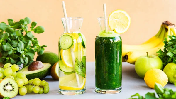 Detox Water Infused Sliced Lemon Cucumber Sprigs Mint Dalam Bahasa — Stok Foto