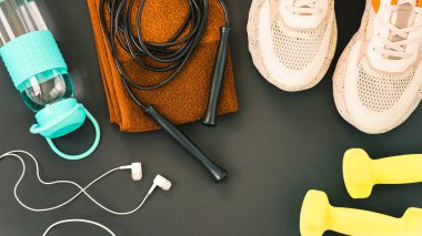 Kopya alanı ile karanlık bir arka plan üzerinde fitness ekipmanları