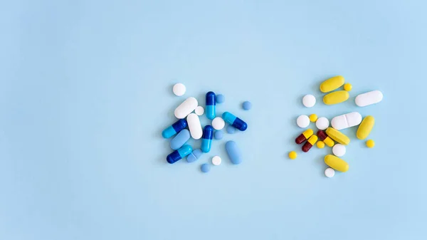 Pillole Compresse Capsule Medicina Farmaceutica Assortite Sfondo Blu — Foto Stock