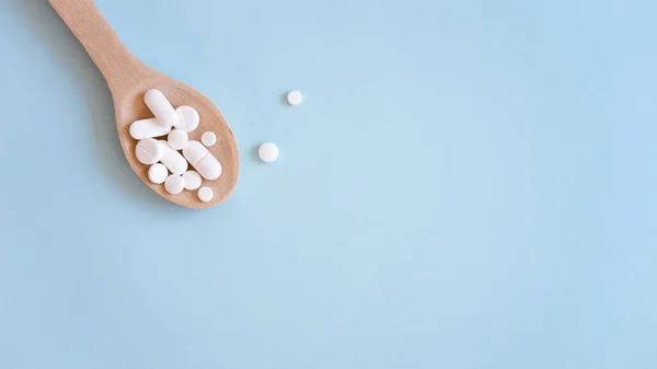 Blandade Läkemedel Medicin Piller Tabletter Och Kapslar Över Blå Bakgrund Stockbild