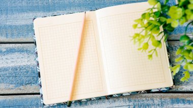 Ahşap masa üzerinde kalem ve kalem ile boş defter, iş konsepti