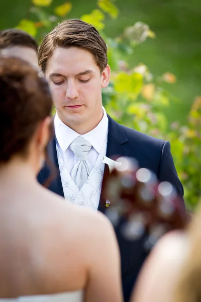 Sposo su cerimonia nuziale — Foto Stock