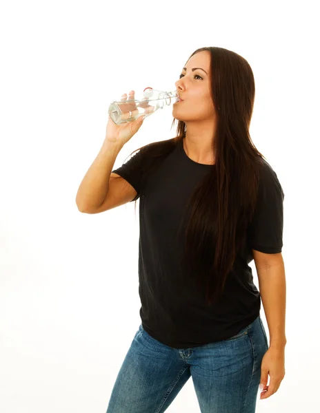 Mujer bebiendo agua dulce de la botella — Foto de Stock