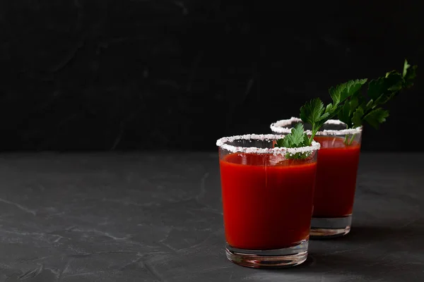 Dwie Szklanki Sokiem Pomidorowym Pieprzem Przyprawami Solą Lodem Szklance Przestrzenią — Zdjęcie stockowe