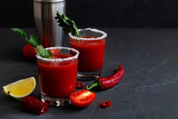 Sok Pomidorowy Solą Krwawa Mary Koktajl Składnikami Napoje Alkoholowe Wódką — Zdjęcie stockowe