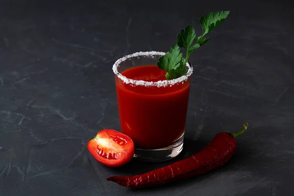 Szklanka Soku Pomidorowy Sok Pomidorowy Pieprzem Przyprawami Solą Lodem Szklance — Zdjęcie stockowe