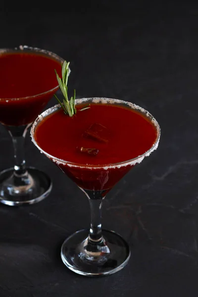 Krwawa Mary Koktajl Napoje Alkoholowe Wódką Sokiem Pomidorowym Szklance Wyizolowanej — Zdjęcie stockowe