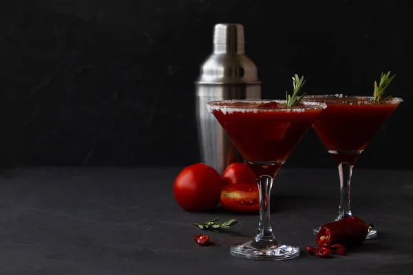 Bloody Mary Koktél Alkoholos Ital Vodkával Paradicsomlével Egy Fekete Alapon — Stock Fotó