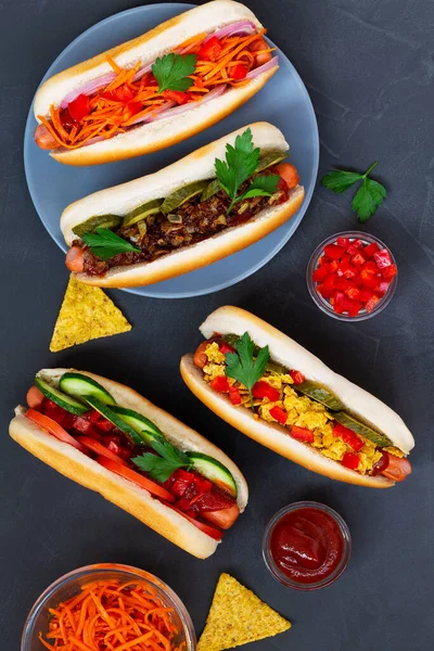 Různé Chutné Domácí Hot Dogy Rajčaty Okurkou Cibulí Salátem Mrkví Stock Snímky