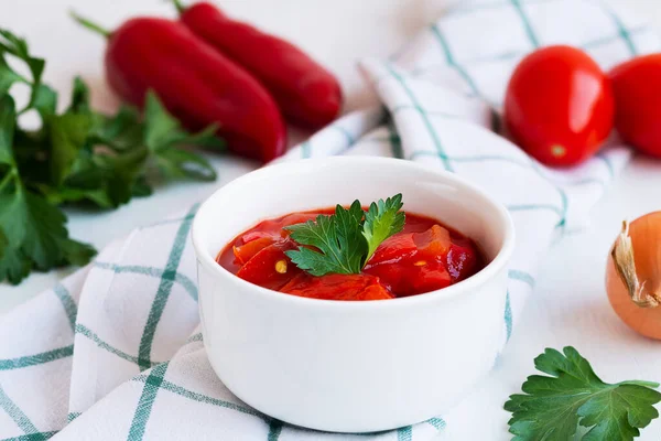 Close Lecso Národní Pokrm Maďarské Kuchyně Paprikou Rajčaty Zelenina Bílém Stock Obrázky