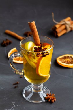 Noel sıcak beyaz şarabı portakallı, ballı, tarçınlı ve yıldızlı anason soslu ve baharatlı. Boşluğu kopyala. Baharatlı ve portakallı sıcak şarap.