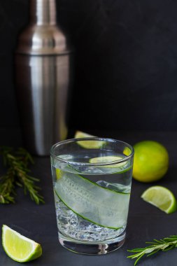 Limonlu mojito kokteyli. Limonlu salatalık suyu. Bir bardak ev yapımı limonata, biberiyeli ve siyah masada sallanan. Detoks suyu. Kopya alanı olan soğuk yaz limonatası.