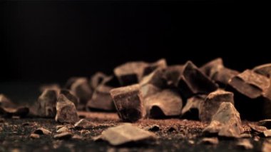 Çok yavaş çekimde bir damla ezilmiş siyah çikolata. 1000 fps hızla yüksek hızlı bir kamerayla çekildi..