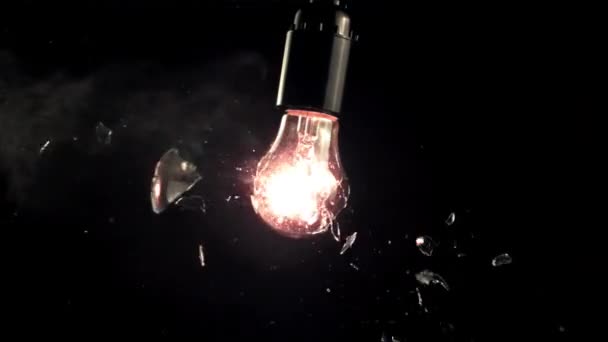 超スローモーション電球がガラガラに侵入します。黒を背景に. — ストック動画