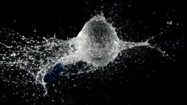 Bola de movimento super lento explode com salpicos de água. — Vídeo de Stock