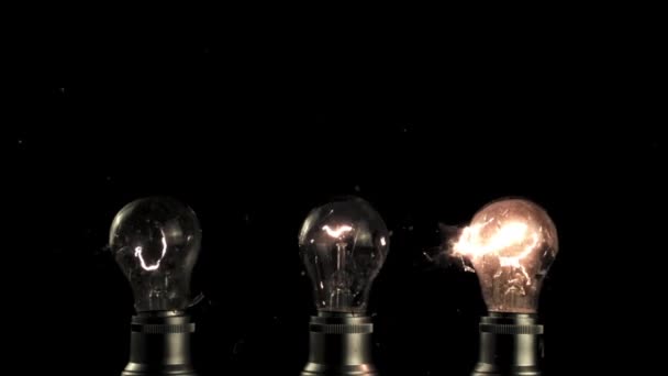 Super slow motion tre glödlampor exploderar. Inspelning på en höghastighetskamera vid 1000 fps. — Stockvideo