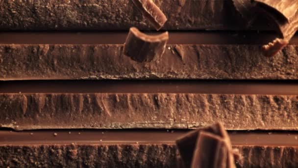 Super slow motion vallen van geraspte melkchocolade. Gefilmd op een hoge snelheidscamera met 1000 fps. — Stockvideo