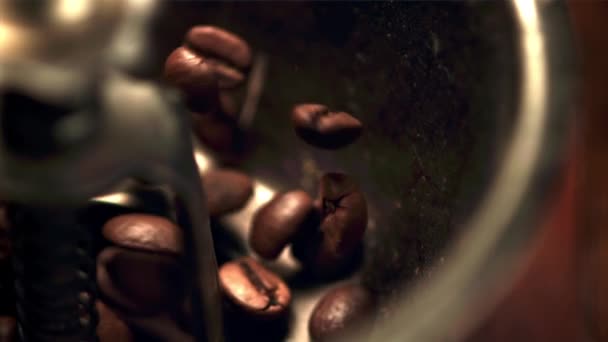 Kahve çekirdeklerinin süper yavaş çekimi kahve öğütücüsüne düşüyor. 1000 fps hızla yüksek hızlı bir kamerayla çekiliyor.. — Stok video