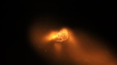 Süper yavaş çekim alevler saçar. 1000 fps hızla yüksek hızlı bir kamerayla çekildi..